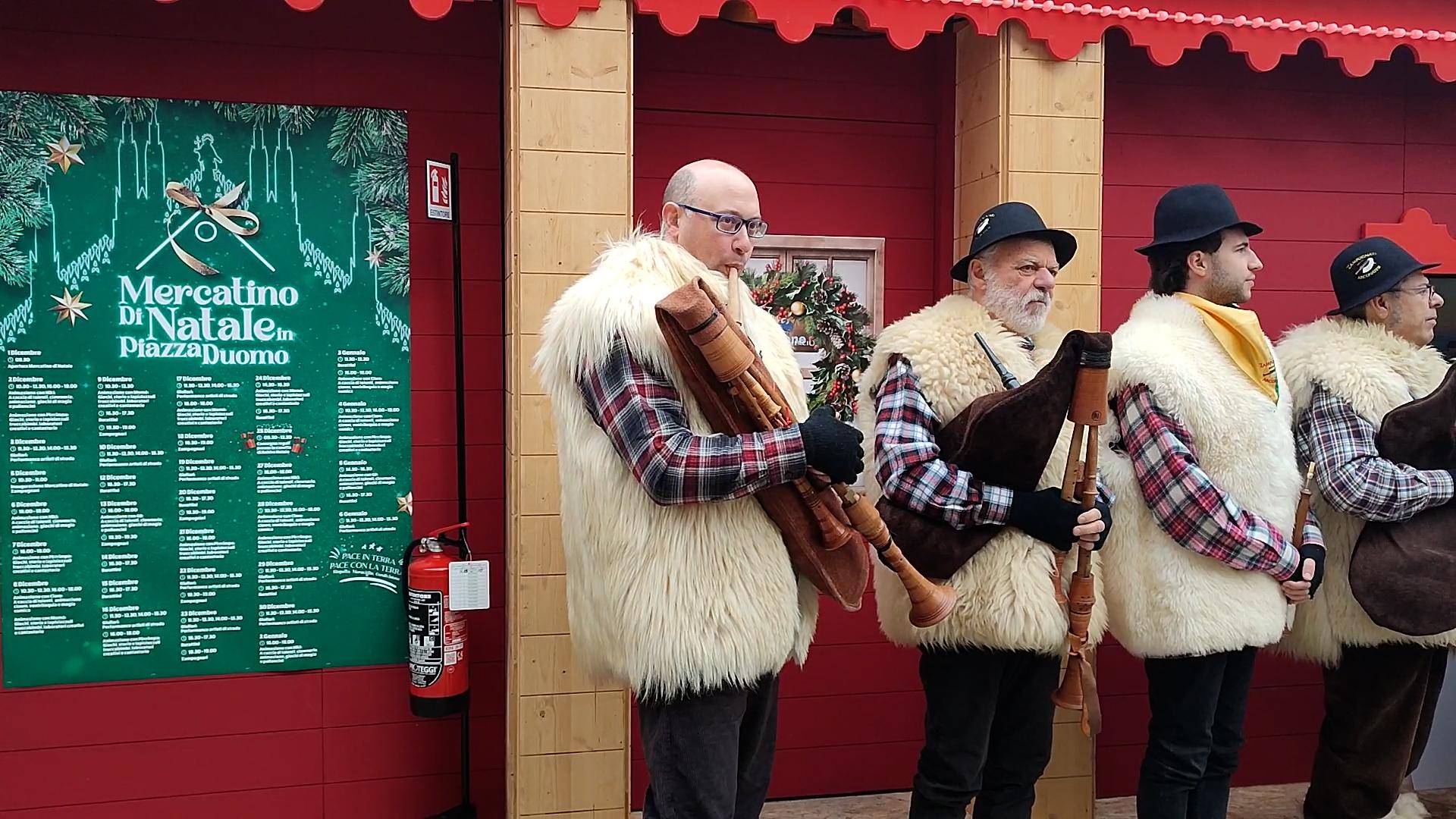 NATALE, INAUGURATO MERCATINO IN PIAZZA DUOMO CON 78 'CASETTE' (FOTO 5)