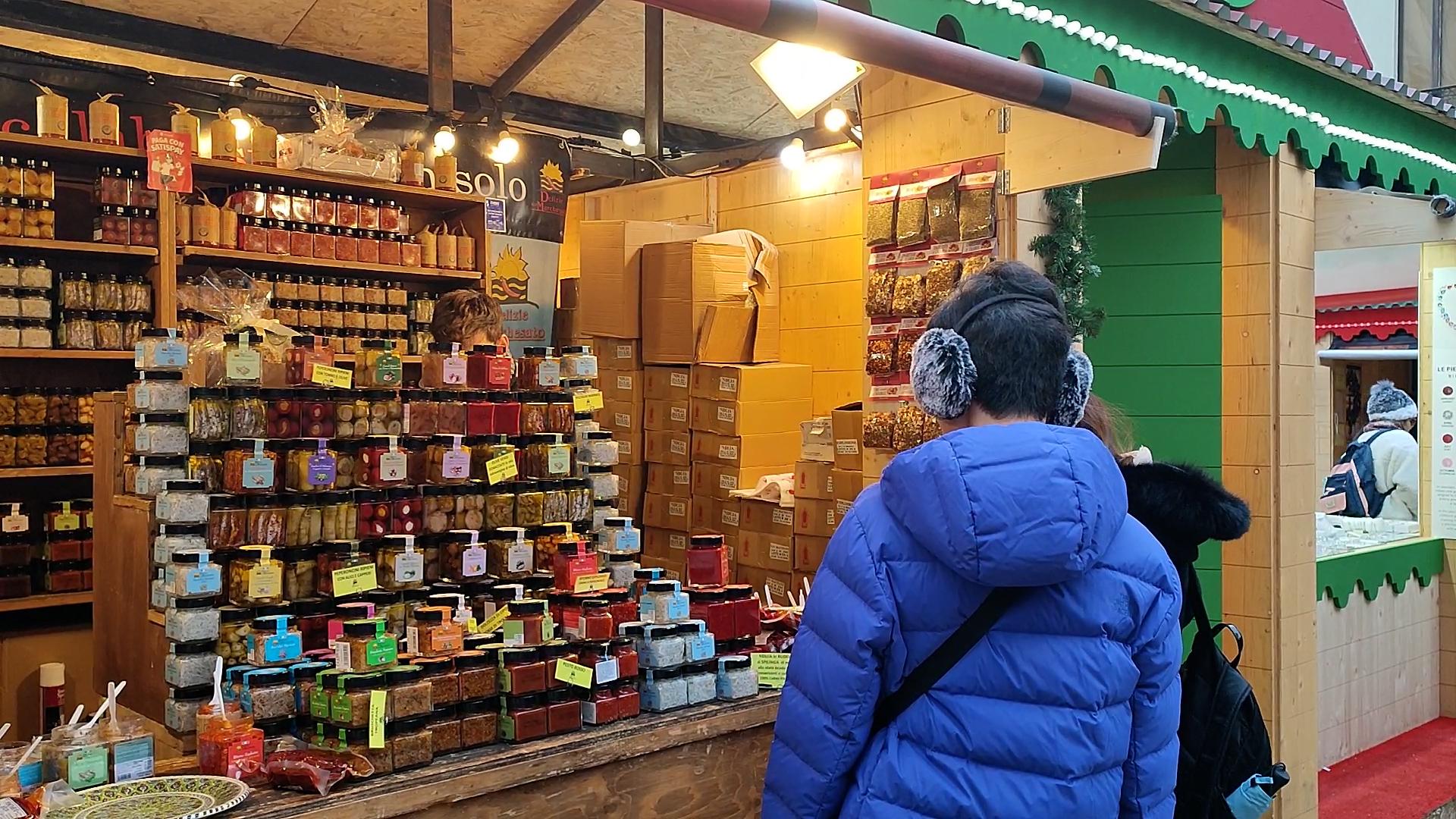 NATALE, INAUGURATO MERCATINO IN PIAZZA DUOMO CON 78 'CASETTE' (FOTO 6)