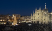 Milano, l'albero di Natale illumina piazza Duomo con centomila luci: quest'anno è dedicato alle Olimpiadi