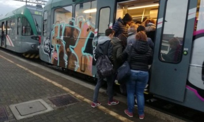 100 minuti di ritardo sulla linea Milano-Mortara, aggredito un capotreno. A bordo c'era anche Capitan Ventosa