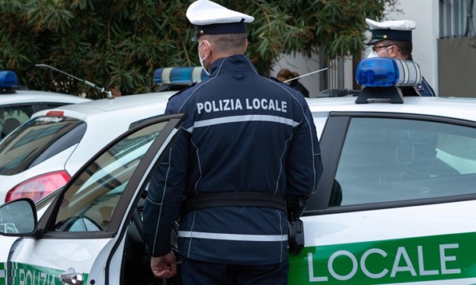 La polizia locale trova due fratelli in casa inermi a terra: non uscivano da casa da giorni. Uno è morto