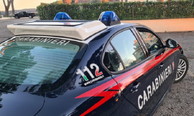 Fa prostituire la fidanzata 16enne con più di 40 uomini per pagarsi la droga: arrestato 26enne