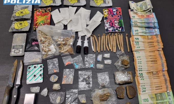 Studio di tatuaggi “travestito” da supermercato della droga: quattro arresti per spaccio