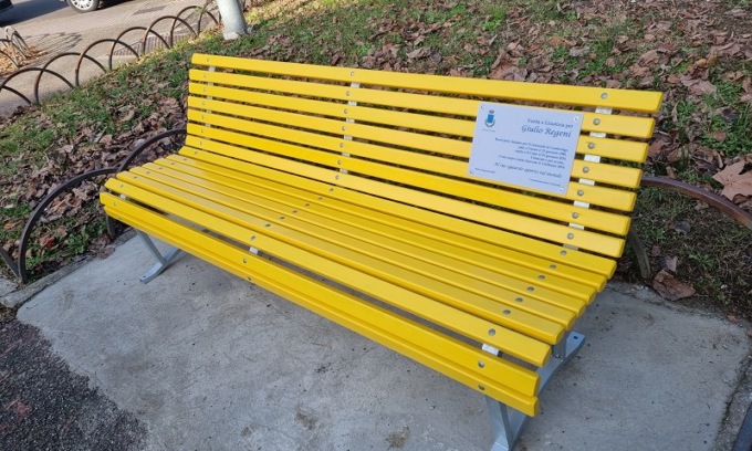 Una panchina gialla per Giulio Regeni a Opera: l’inaugurazione