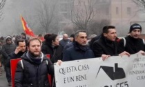 Manifestazione a Rozzano contro la demolizione della villa dell'ex boss