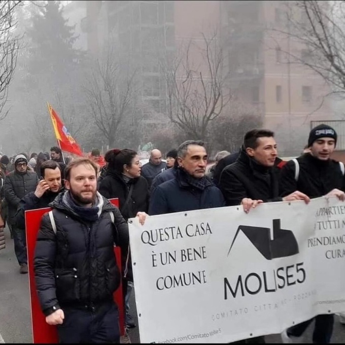 Manifestazione a Rozzano contro la demolizione della villa dell’ex boss