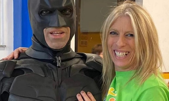 Batman regala abbracci e sorrisi ai giovani di Ugualmente Artisti