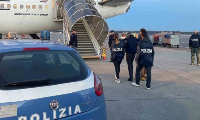Urlava “Allah è grande” col Corano in mano e aggrediva i passanti per strada: 33enne rimpatriato in Egitto