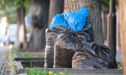 Raccolta rifiuti anticipata nei giorni festivi: il Comune chiede un ritiro straordinario