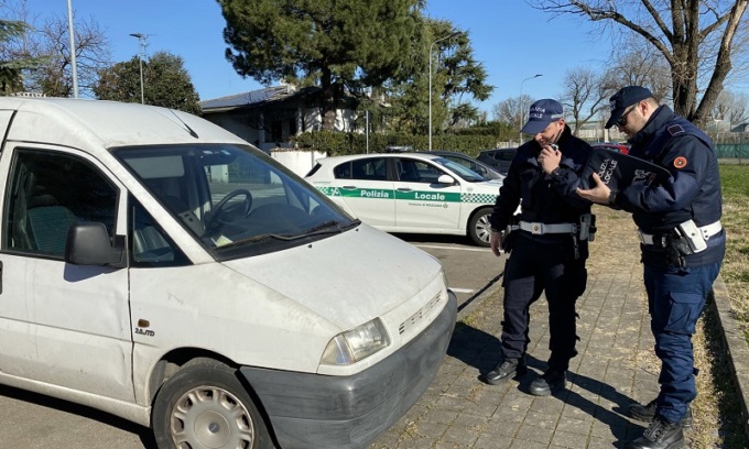Furgone pieno di elettrodomestici rubati sequestrato dalla polizia locale grazie alla segnalazione di una cittadina