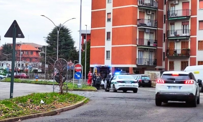 Ciclista investito in via Lario: lo scontro a causa di una mancata precedenza