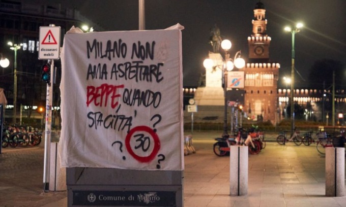 Striscioni contro Sala per le strade di Milano per chiedere la “Città 30”