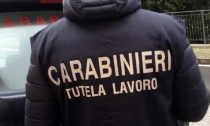 Azienda di moda accusata di caporalato: indagati 10 titolari cinesi e 37 persone irregolari in Italia