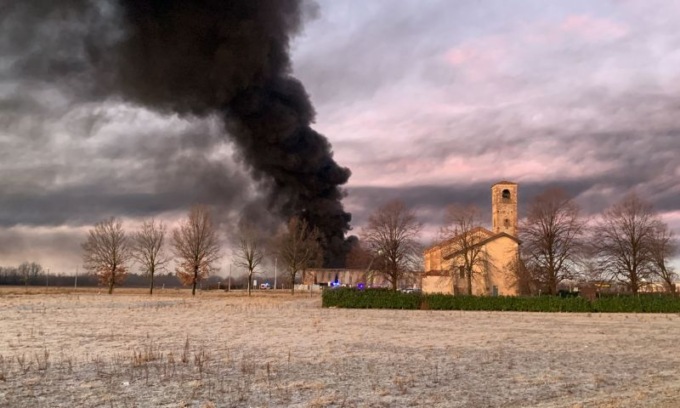 Fumo nero lungo la A4: in fiamme un’azienda di Cavenago