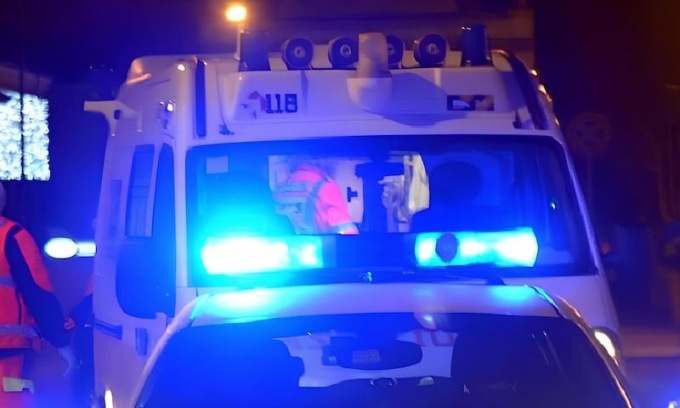 Investe un ciclista sulle strisce e scappa: è caccia all’uomo