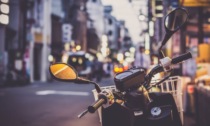 Milano, il Consiglio comunale dà l'ok per l'ingresso delle moto nelle corsie preferenziali