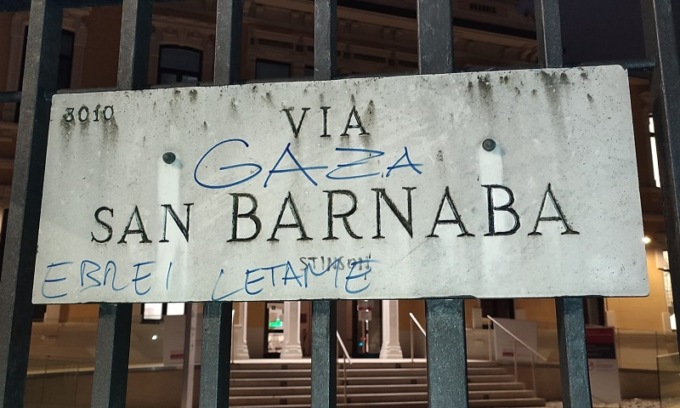 Una scritta antisemita compare in via San Barnaba, a pochi passi dalla sinagoga di Milano
