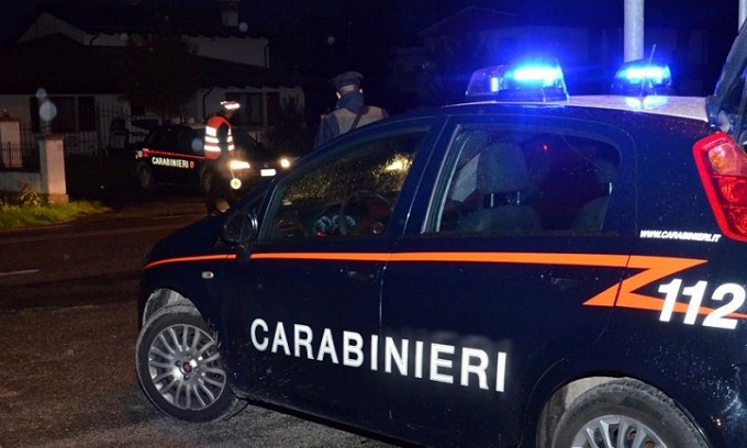 Tra i fumi dell’alcol danneggia 11 auto in strada a Baggio: arrestato e poi sedato in ospedale