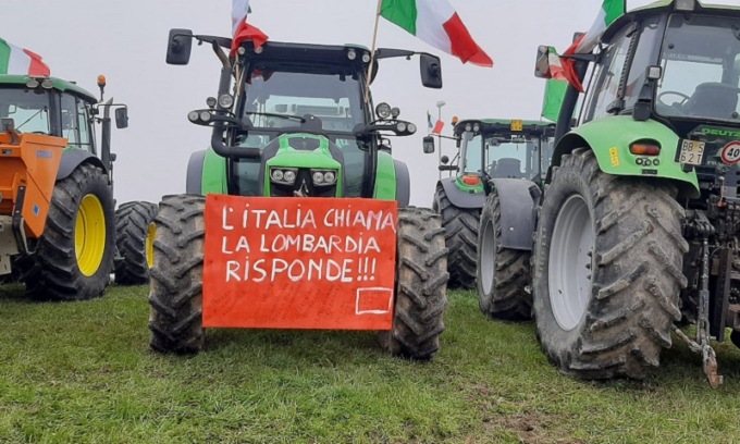 Protesta degli agricoltori a Melegnano: 250 trattori bloccano il casello autostradale