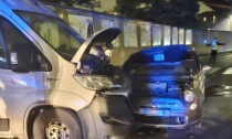 A bordo di un furgone rubato provocano incidente e scappano: la polizia locale sulle tracce dei due uomini in fuga