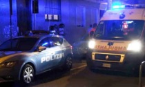 Morto in casa da due settimane a Milano: il cadavere del 53enne trovato sdraiato sul divano