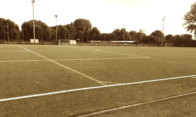 Lite al centro sportivo: papà di un giocatore spacca il naso all’ex mister con una testata