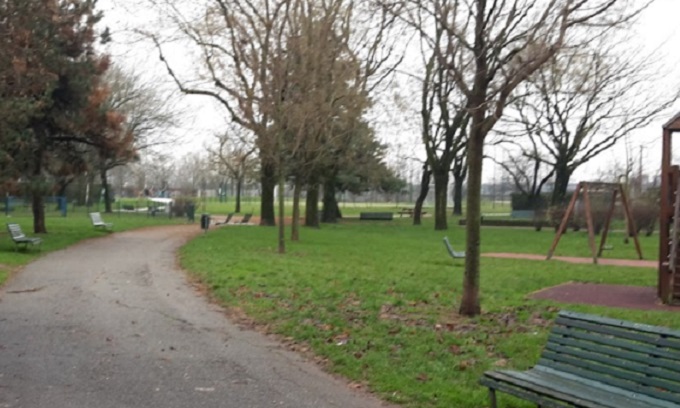 Milano, spacciano al parco ma i poliziotti appostati vedono tutto: un 50enne arrestato e un 16enne denunciato