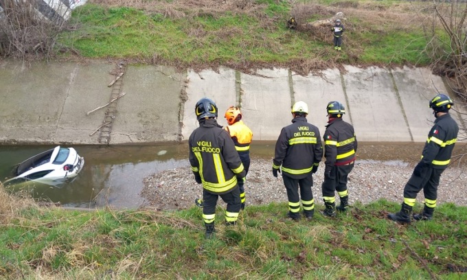 Finisce con l’auto nel canale scolmatore pieno d’acqua e si salva salendo sul tetto