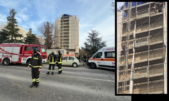 Operai salgono all’ottavo piano del palazzo in segno di protesta