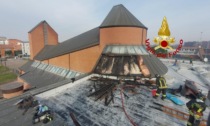 Fiamme avvolgono il tetto della chiesa a Rozzano: tre squadre di pompieri sul posto