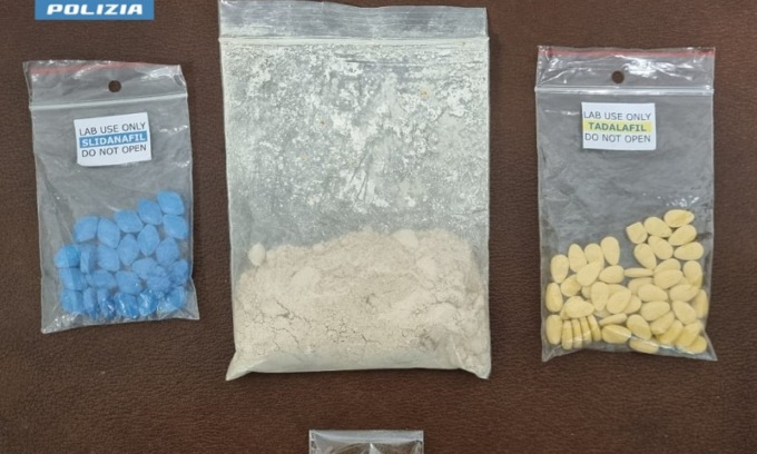Nascondeva nell’armadio di casa droga da 150 euro al grammo e Viagra illegale: arrestato pregiudicato di 44 anni