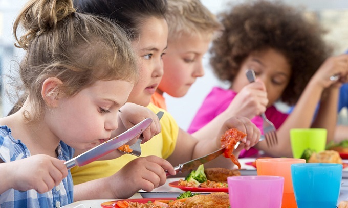 Refezione scolastica gratuita a Rozzano: in 5 anni una famiglia con 2 figli ha risparmiato più di 8mila euro