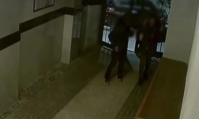 Si intrufolavano nei condomini per rubare e poi scappavano in monopattino