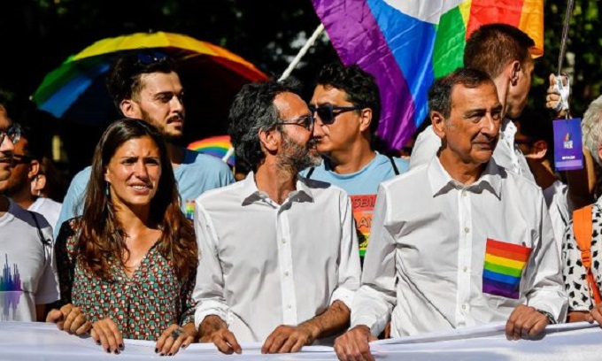 Il sindaco di Milano sulla registrazione all’anagrafe di figli di coppie gay: “Italia a più facce, serve regolamentazione”