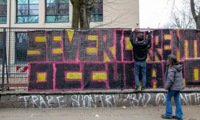 Al Liceo Severi un nuovo presidio collettivo degli studenti davanti all’istituto: “Le scuole non sono caserme”