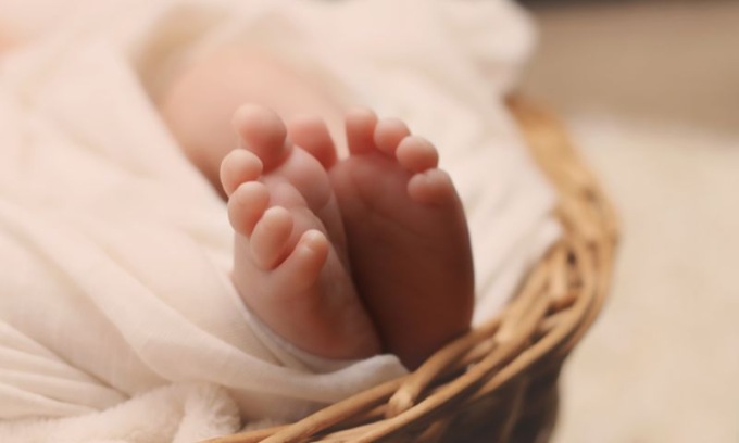 Milano, abbandona il proprio bimbo insieme a un biglietto: “prendetevi cura di lui finché non sistemo la mia vita”