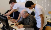Sacra Famiglia ospita il corso per “nonni digitali”: studenti delle superiori “insegnano il web” agli ultrasessantenni