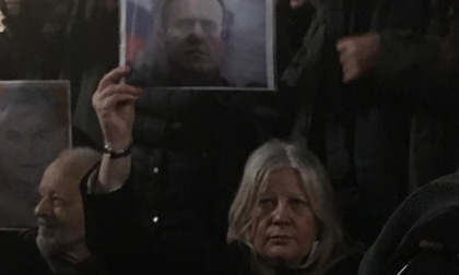 Milano scende in piazza per commemorare la morte di Alexei Navalny, oppositore di Putin