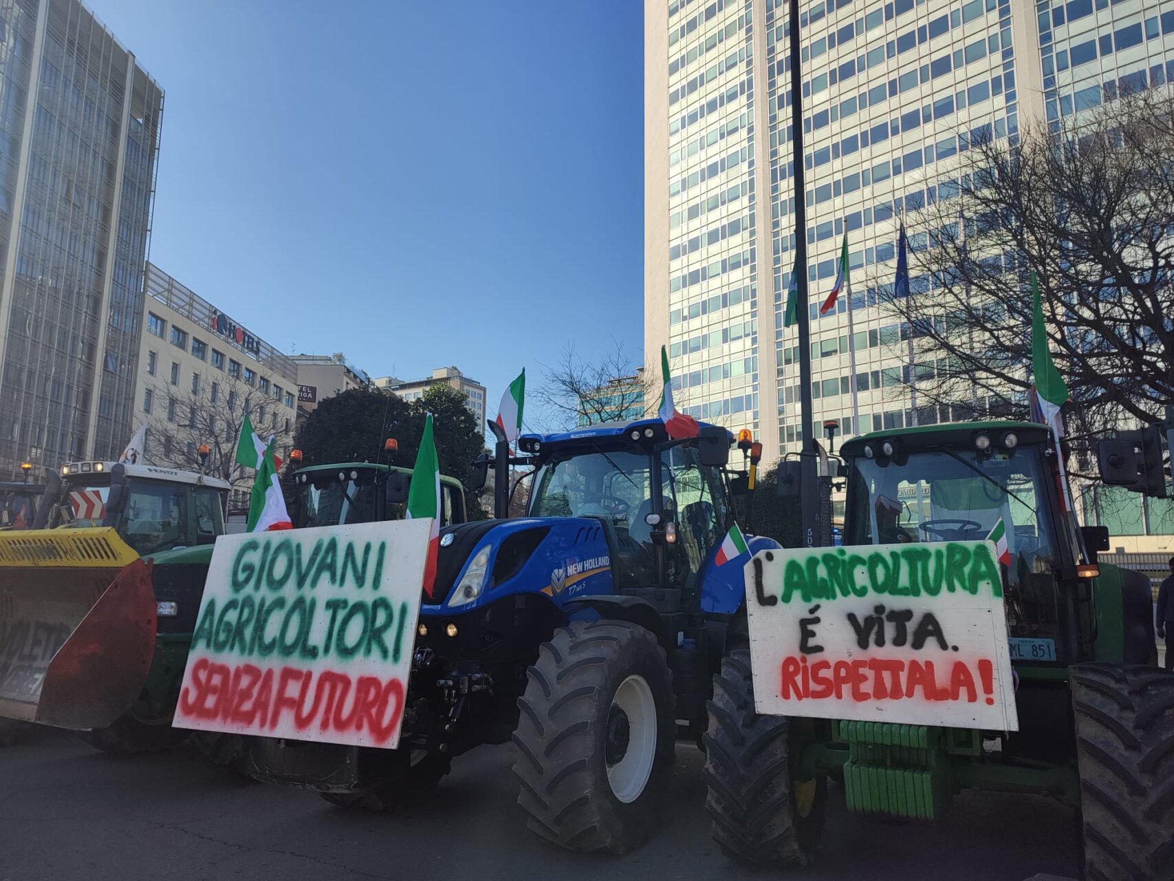 PROTESTA AGRICOLTORI, TRATTORI TORNANO DAVANTI A PIRELLONE (FOTO 3)