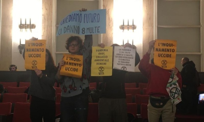 Milano, protesta in Consiglio comunale per “l’insostenibilità delle opere” delle Olimpiadi