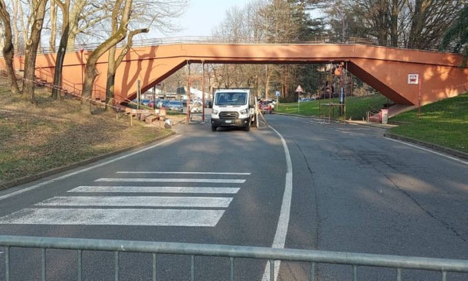 Tir passa sotto il ponte e lo danneggia: chiuso al transito