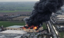Grande incendio in un capannone industriale di materiale plastico: dopo la notte Vigili del Fuoco ancora al lavoro