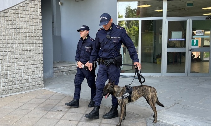 Sicurezza fuori dalle scuole, arriva il cane antidroga Mitrix