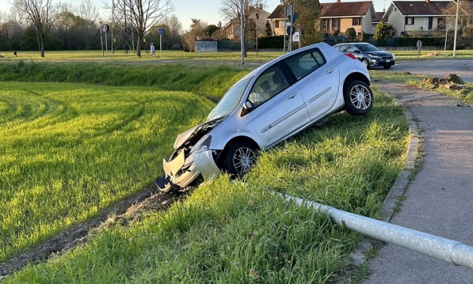 Scappa dai carabinieri e si schianta dopo una pericolosa fuga: arrestato