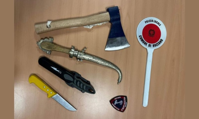 Un’accetta e tre coltelli nascosti in una siepe: sequestro a Rozzano