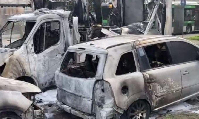 Una ventina di auto in fiamme nella notte in due parcheggi tra San Donato e San Giuliano Milanese