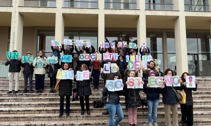 Presidio dei docenti per chiedere la proroga delle assunzioni