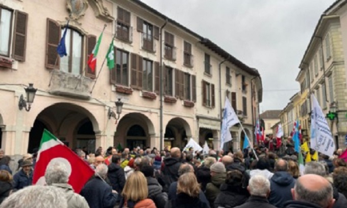 Oltre 500 persone sfilano nell’imponente manifestazione antimafia ad Abbiategrasso