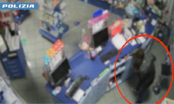 Dieci spaccate nelle farmacie di Milano in 10 giorni: arrestato 19enne
