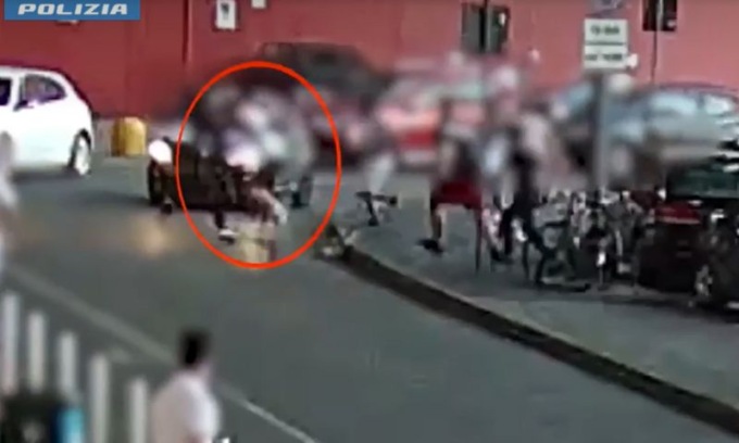 Lo rincorrono fuori dalla stazione per derubarlo e lo sfregiano con un coccio di bottiglia